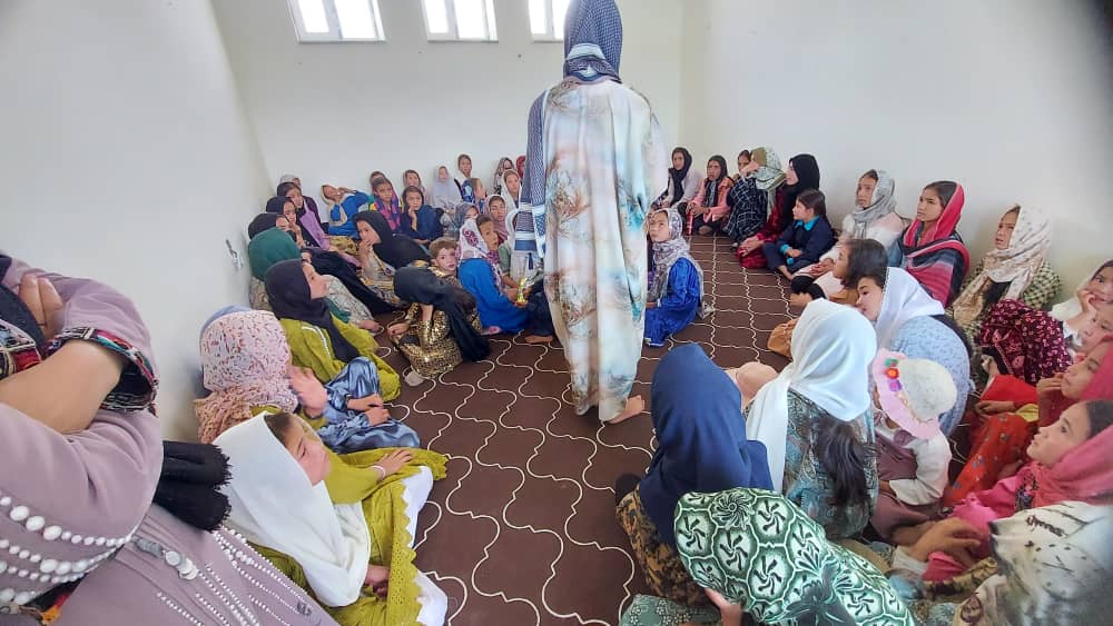 Enfants afghans écrivant dans une salle de classe improvisée